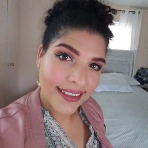 Meet your Posher, Larissa